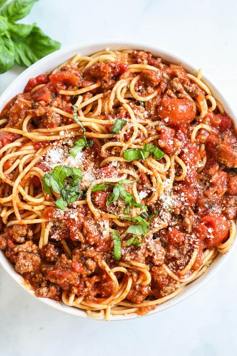 Quick and easy dinner recipes like this Slow Cooker Spaghetti Meat Sauce are a must for a busy weeknight. It takes minutes to prepare and is virtually hands-free until ready to serve. Make a spaghetti sauce that your kids will love and a whole family meal to serve over pasta. Fantastic meaty, saucy flavors all in one pot! You can't beat a good crock pot recipe that just gets better the longer it cooks. A quick and easy-to-prepare weeknight dinner for all to enjoy! Spaghetti Crockpot Recipes, Spaghetti Crockpot, Spaghetti Sauce Recipe Crockpot, Meaty Pasta, Crockpot Spaghetti Sauce, Slow Cooker Spaghetti Sauce, Crockpot Meat, Crockpot Spaghetti, Crockpot Pasta Recipes