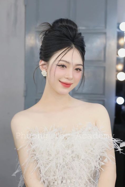 Party Hairdo, Elven Wedding Dress, Wedding Korea, Make Up Pengantin, Hair Style Korea, Wedding Photoshoot Props, Hairdo Wedding, Bridal Makeup Natural, Long Hair Updo