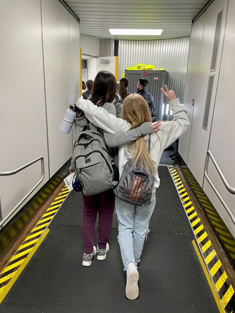 Bff Trip Aesthetic, Best Friend Plane Pictures, Travelling With Best Friend Aesthetic, Travelling Best Friend, Friends Travel Aesthetic Airport, Two Friends Traveling, Bff Travel Aesthetic, Airplane With Bestie, Disney Vacation Pictures