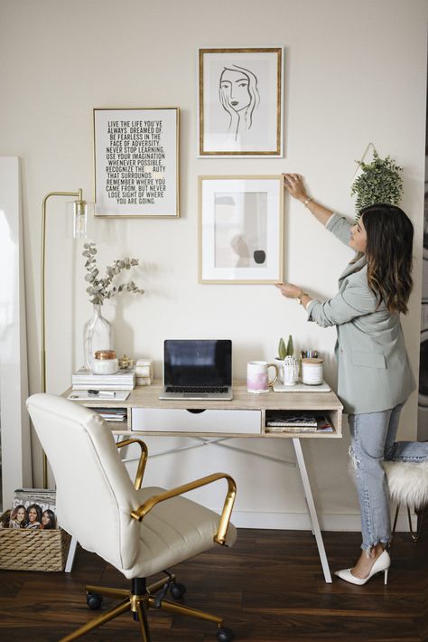 Home office decor ideas for those who enjoy a space with neutral colors, marble accents, minimalist wall art and simple but eyet chic gold accessories. Hiasan Dalaman Rumah, Reka Bentuk Dalaman, Ikea Desk Hack, Home Office Decor Ideas, Chic Office Decor, Hiasan Bilik Tidur, Interior Kantor, Office Decor Ideas, Cozy Home Office