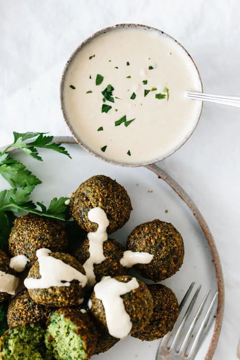 Tahini Sauce Recipe, Tahini Recipe, Baked Falafel, Falafel Recipe, Falafels, Tahini Sauce, Idee Pasto Sano, Canned Chickpeas, Middle Eastern Recipes