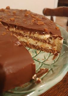 Daim Cake Recipe, Chocolate Almond Cake Recipe, Daim Cake, European Desserts, Chocolate Almond Cake, Caramel Cake Recipe, Almond Crunch, Almond Cake Recipe, Almond Cake