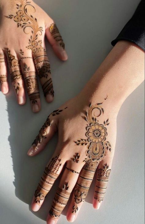 Modern Henna Designs Palm, Mehendi Designs Palm, Mehndi Designs Traditional, Henna Finger Designs, Mehndi Saree, Mehndi Designs Palm, Saree For Bride, Brides Mehndi, Mehndi Clothes