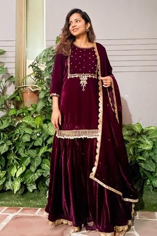 Velvet Gharara Designs, Velvet Garara, Garara Style, Grara Dress, Velvet Sharara, Velvet Suit Design, Gharara Designs, Velvet Dupatta, Western Girl Outfits