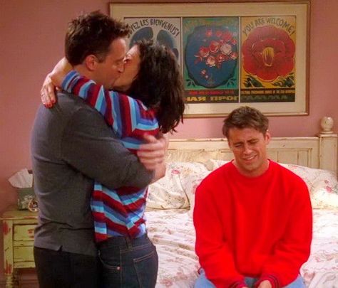 Third wheel forever | When Joey promised not to tell anyone that Chandler and Monica were sleeping together. | The 27 Most Iconic "Friends" Scenes, According To Tumblr Friends Scenes, Friends Cast, Ross Geller, Joey Tribbiani, Phoebe Buffay, Friends Moments, Friends Series, Friend Memes, Chandler Bing