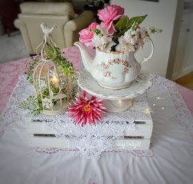 Round Table Scape, Teapot Flower Arrangements, Garden Theme Party, Bridal Shower Tea Party Theme, Tea Party Centerpieces, Spring Tea Party, Deco Buffet, Vintage Tea Parties, English Tea Party