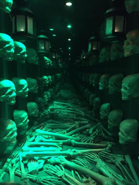 Infinity Illusion inside of hearse.  #halloween #skulls #haunter #tombstone #graveyard #cemetery #eerieacrescemetery #ghost #spooky #pumpkin Abandon Laboratory, Haunted Maze Ideas, Halloween Tunnel Ideas, Gothic Circus, Infinity Mirrors, Indoor Halloween Decor, Haunted Maze, Halloween Maze, Haunted House Diy