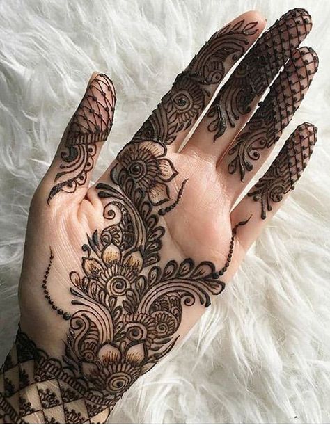 Line Mehendi, Small Henna Design, Finger Mehendi Design, Mehndi Design Rose, Mehndi Designs Traditional, Cute Henna Design, Haldi Decor Ideas, Rose Mehndi Design, Aesthetic Mehendi