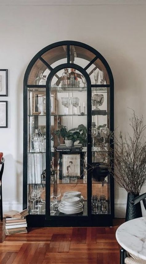 Luxury China Cabinet, Crockery Display Ideas, Glass Showcase Cabinet, Cabinet Styling, Modern China Cabinet, Display Cabinet Decor, Apartment Lounge, Arched Cabinet, Dining Room Victorian