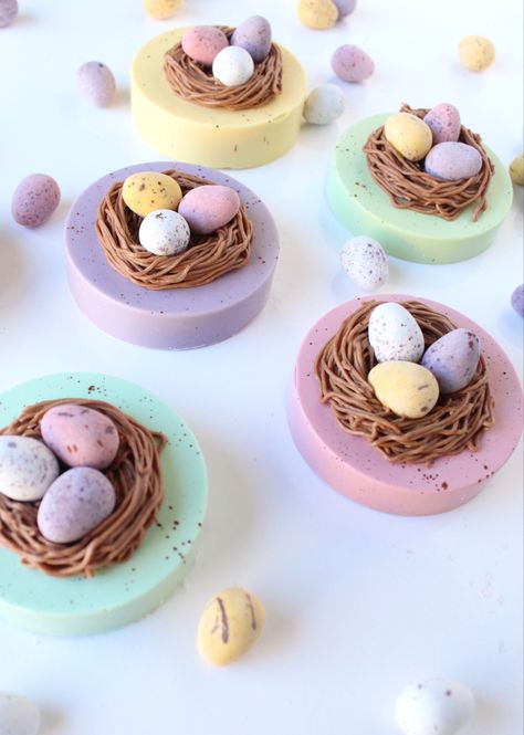 Spring Chocolate Covered Oreos, Easter Cake Pucks, Easter Oreos Covered, Chocolate Covered Easter Treats, Easter Chocolate Covered Treats, Easter Dessert Boxes, Easter Treat Box Ideas, Easter Cakesicles, Easter Oreo Cookies