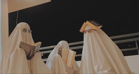 Sheet Ghost 3 People, Blanket Ghost Aesthetic, Halloween Ghost Aesthetic, Sheet Ghost Aesthetic, Sheet Ghosts, Ghost Trend, Ghost People, Ghost Photoshoot, Sheet Ghost