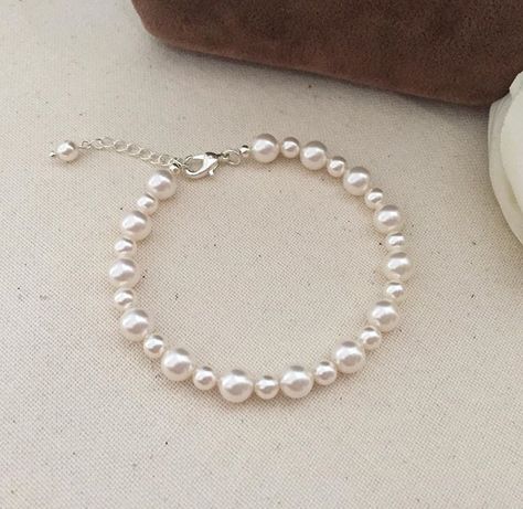 Wedding Pearl Bracelet, Pearl Necklace Tutorial, Pulseras Kandi, Swarovski Pearls Bracelet, Pearl Earrings Designs, Bridal Bracelet Pearl, Diy Earrings Easy, Pearl Bracelet Wedding, Pearl Fashion