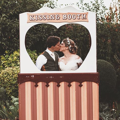 Wedding Kissing Booth, Kissing Booth Wedding, Vday Photoshoot, Pineapple Room, Wedding Crates, Summer Wedding Ceremony, Summer Wedding Ideas, Anniversary Decor, Vintage Bridesmaids