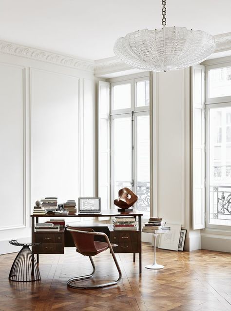 Natural Light in a Parisian office with hardwood floors via A + B Kasha Parisian Chic Interior Design, Parisian Chic Interior, Parisian Style Home, Parisian Apartment Decor, Chic Apartment Decor, Minimalist Dekor, Romantic Interior, Parisian Decor, Parisian Interior