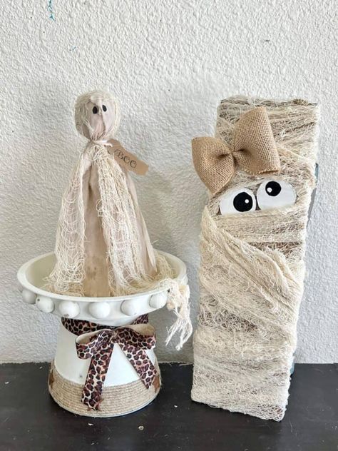 DIY Primitive Halloween Rag Ghost - Manda Panda Projects Mummy Decor, Skeleton For Halloween, Mummy Decorations, Mummy Crafts, Rainbow Halloween, Ghost Decor, Ghost Crafts, School Kids Crafts, Fall Wood Crafts