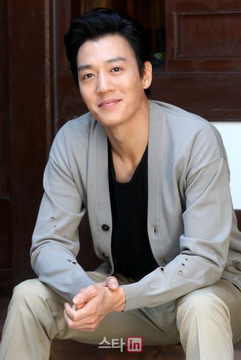 A Stalker's Guide to Kim Rae Won - MyDramaList Led Girls, Kim Rae Won, Wallace Chung, Shin Se Kyung, The Artist Movie, Crushing On Someone, Park Shin Hye, Korean Artist, Korean Model