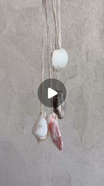 Shell Keychain Diy, What To Do With Rocks, Sea Shells Necklace, Sea Shells Crafts, What To Do With Shells, What To Do With Sea Shells, Shell Diy, Things To Do With Sea Shells, Shell Necklace Diy