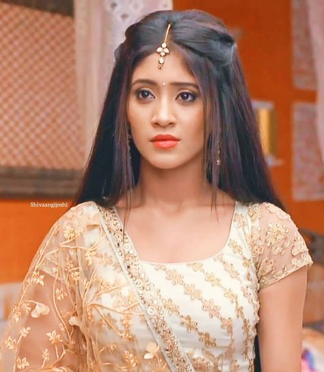 6,227 Likes, 36 Comments - Shivangi Joshi FC ❤️🔥 (@shivangijooshi) on Instagram: “Pretty 😍😍😍 @shivangijoshi18” Tikka Hairstyle, Hairstyle For Lehenga, Lehenga Hairstyles, Hairstyles For Indian Wedding, Hairstyles For Gowns, Hair Front, Indian Wedding Hairstyles, Front Hair, Ethnic Hairstyles