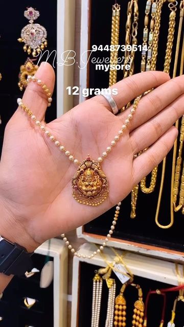 Gold Long Sara Design, Pearl Chain With Pendant, Choker Necklace Designs Gold Indian, Pendent Set Gold, Gold Neckles, Pendent Design, Kemp Jewellery, Pretty Gold Necklaces, Fashion Jewelry Necklaces Gold