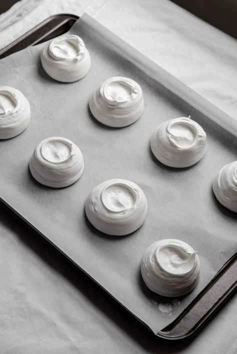 Mini Pavlovas Pavlova Aesthetic, Mini Pavlova Recipe, Pavlova Mini, Mini Pavlovas, Mini Pavlova, Meringue Desserts, Pavlova Recipe, Grazing Table, Meringue Cookies