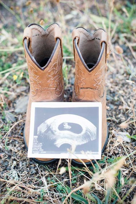 Country Pregnancy Announcement, Baby Announcement To Friends, Country Baby Announcement, First Baby Announcements, Country Maternity, Pregnancy Announcement Pictures, Pregnancy Announcement Photoshoot, Baby Announcement Photoshoot, Pregnancy Announcement Ideas