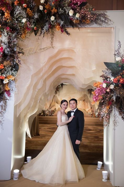 Wedding Decorations Indoor Elegant, Elegant Wedding Backdrop, Wedding Decorations Indoor, Weddings Decorations Elegant Romantic, Indoor Wedding Decorations, Wedding Gate, Wedding Stage Backdrop, Wedding Background Decoration, Wedding Stage Design