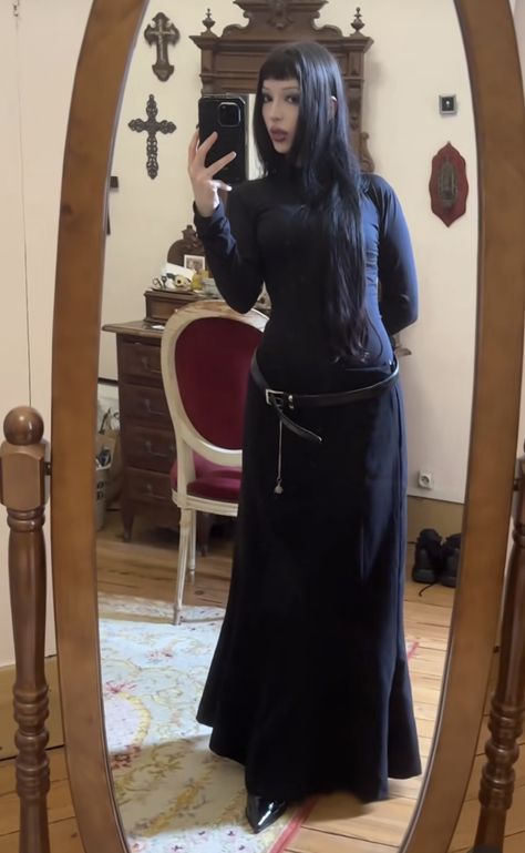 Gothic Fashion Casual Everyday, Gothic Modest Outfits, Dark Adacemia Outfits, Goth Trench Coat Outfit, Alternative Modest Outfits, All Black Layered Outfit, Southern Gothic Style, Wide Torso Outfits, Outfit Ideas With Skirts Long