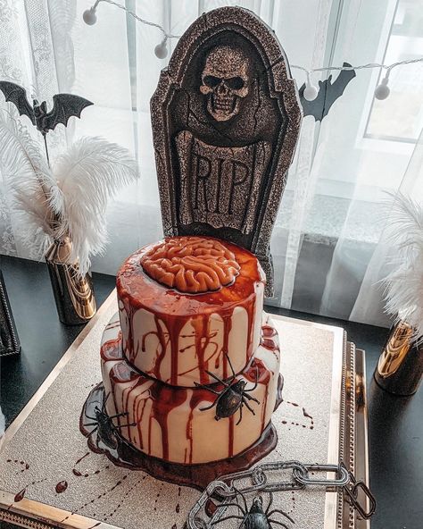 Halloween Birthday Cakes Aesthetic, Creepy Cakes Scary Halloween, Creepy Cakes Birthdays, Halloween Cake Ideas Scary, Halloween Tårta, Halloween Brain Cake, Halloween Bday Cakes, Creepy Cakes, Haunted School