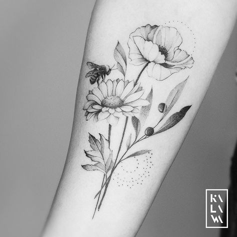 KALAWA tattooer sur Instagram : Fine #poppy and #daisy #tattoo #flowers with #bee. Thx a lot Delphine!⠀⠀⠀⠀ ✖️Follow my studio @karbone.studio… Poppy And Daisy Tattoo, Poppy Tattoo Sleeve, Bee And Flower Tattoo, Daisy Flower Tattoo, Underarm Tattoo, Skull Tattoo Flowers, Honey Bee Tattoo, Poppy Flower Tattoo, Daisy Flower Tattoos