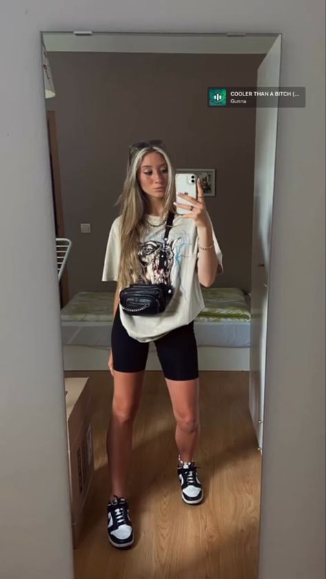 Knee Length Biker Shorts Outfit, Summer Outfits Dunks, Summer Outfits For Travel, Dunks With Leggings, Shorts And Dunks Outfit, Dunks Summer Outfit, Dunks Outfit Summer, Panda Outfit, Dunks Outfit