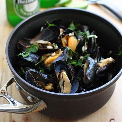 Beer Steamed Mussels Crockpot Bread, Resep Seafood, Summer Food Party, Steamed Mussels, Mussels Recipe, Cooking With Beer, Seafood Boil, Beer Recipes, Garlic Herb