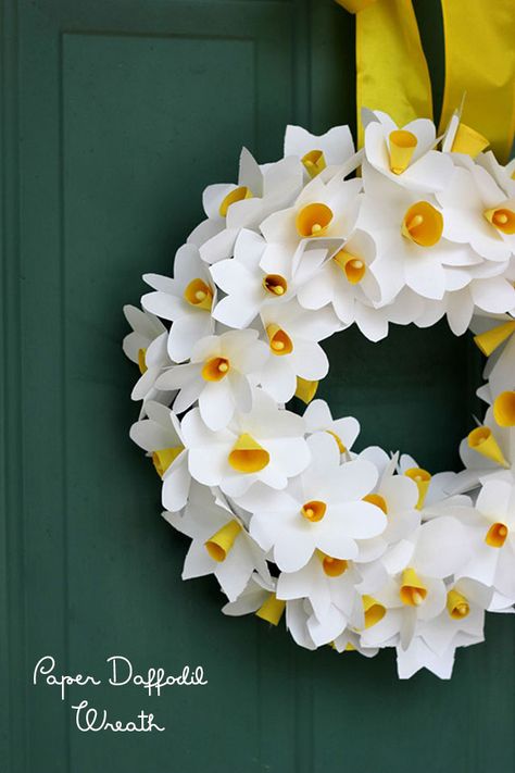 Diy Paper Flowers Tutorial, Paper Flower Wreaths, Broderie Simple, Easter Wreath Diy, Diy Ostern, Paper Wreath, How To Make Paper Flowers, Tissue Paper Flowers, Paper Floral