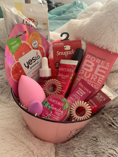 Pink Gift Basket, For My Bestie, Valentine Gift Baskets, Best Gift Baskets, Valentine Baskets, Birthday Presents For Friends, Diy Best Friend Gifts, Birthday Basket, Cute Birthday Ideas