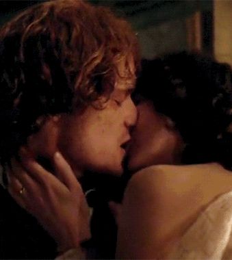 mmmmm Jamie And Claire Gif, World Kiss Day, Outlander Characters, Outlander Season 1, Jamie Fraser Sam Heughan, Outlander 3, Sam And Cait, Claire Fraser, Outlander Jamie