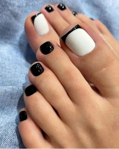 Spring Toe Nail Designs, Black Toe Nails, Fall Toe Nails, Simple Toe Nails, Feet Nail Design, Pedicure Designs Toenails, Gel Toe Nails, Acrylic Toe Nails, Nail Painting