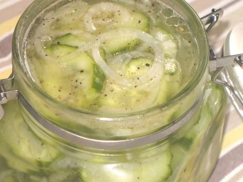 Pickle Cucumber Recipes, Cucumber Recipes Vinegar, Overnight Pickles, Cucumbers And Onions In Vinegar, Pickled Cucumbers Recipe, Mspi Diet, Cheap Eating, Cookout Foods, Bangers And Mash Recipe