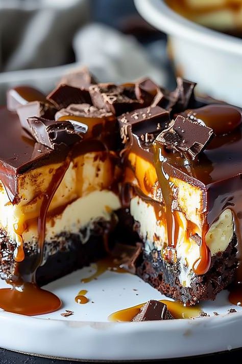 Sliced Caramel Brownie Cheesecake on a plate Caramel Chocolate Coffee Cheesecake, Decidant Deserts, Fancy Cheesecake Recipes, Gourmet Cheesecake Recipes, Caramel Brownie Cheesecake, Kit Kat Cheesecake, Brownie Cheesecake Recipe, Easy Desserts Recipes, Cheesecakes Recipes