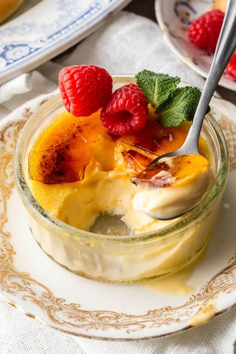 Birthday Creme Brulee, Almond Pudding Recipe, Brulee Desserts, Pawpaw Recipes, كريم بروليه, Gluten Free Pudding, Culinary Torch, French Dessert Recipes, Turkish Desserts