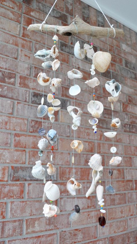 Carillons Diy, Make Wind Chimes, Seashell Wind Chimes, Idee Babyshower, Art Projects For Adults, Easy Backyard, Diy Wind Chimes, Driftwood Decor, Sea Shell Decor