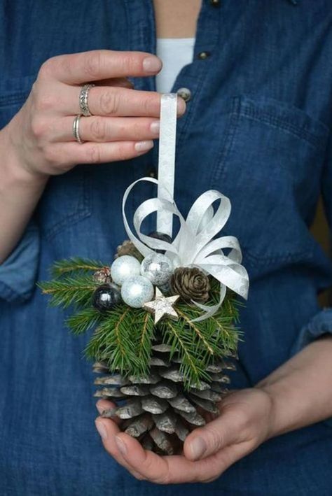 Pinecone Decorations, Julkransar Diy, Jul Diy, Pinecone Crafts, Winter Inspired, Pine Cone Decorations, Cones Crafts, Pine Cone Crafts, Noel Christmas