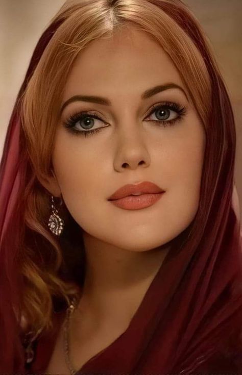 Looks Kylie Jenner, Hurrem Sultan, Belle Silhouette, Turkish Women, Beauty Photoshoot, Turkish Beauty, Jolie Photo, Beautiful Hijab, Ginger Hair