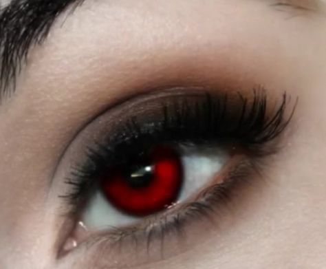 Bella Swan makeup Twilight Makeup Vampires, Red Siren Eyes, Twilight Vampire Makeup, Vampire Eyes Aesthetic, Bella Swan Makeup, Red Eyes Vampire, Red Eyes Aesthetic, Vampire Makeup Aesthetic, Vampire Bella Swan