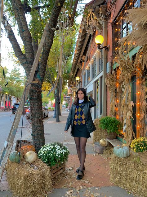 Fall City Pictures, Salem Picture Ideas, Fall Vermont Outfit, Salem Photo Ideas, Salem Massachusetts Outfits Fall, Salem Massachusetts Aesthetic Outfits, Salem Photoshoot, Vermont Photoshoot, Salem Outfits Fall