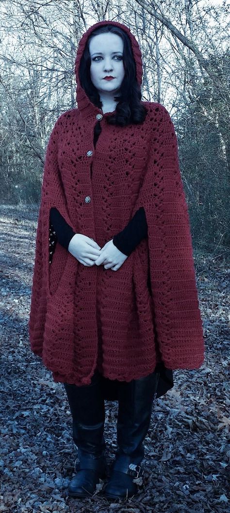 Crocheted cloak. Larp Crochet, Crochet Hooded Cape, Medieval Crochet, Crochet Cloak, Cape Crochet Pattern, Cloak Pattern, Cardigans Crochet, Halloween Origami, Crochet Capelet