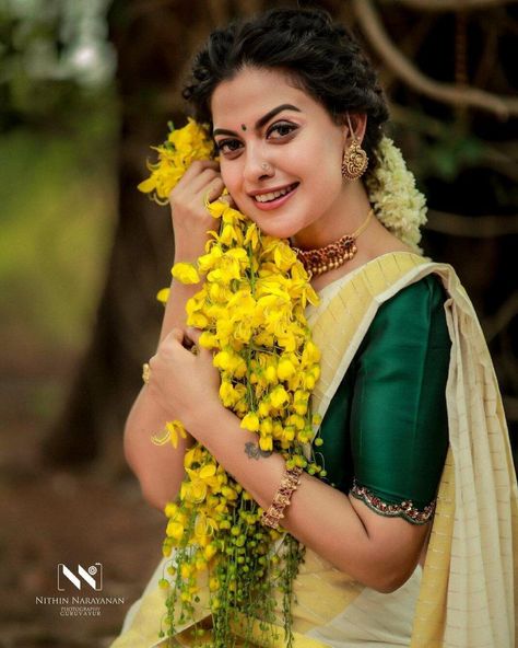 Vishu Photoshoot, Kerala Saree Blouse, Netted Blouse Designs, Full Sleeve Blouse, Pattu Saree Blouse Designs, Set Saree, Wedding Albums, Silk Saree Blouse Designs, Perfect Blouse