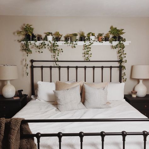 Room Ideas Black Bed Frame, Shelf Over Bed Ideas Bedroom, Macrame In Bedroom, Bedroom Inspirations Black Bedframe, Metal Bed Frame Bedroom Ideas Boho, Plant Shelf Above Bed, Metal Bedframe Bedroom Ideas, Bedroom Ideas Black Bed Frame, Black Metal Bed Frame Bedroom Ideas