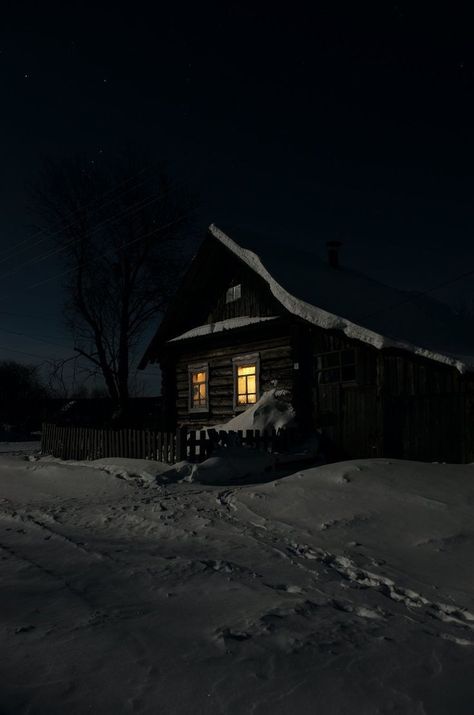 Luminal Space, Beautiful Winter Pictures, Snowy Cabin, Snow Night, Cabin Aesthetic, Winter Cabin, A Cabin, Winter Scenery, Night Scene