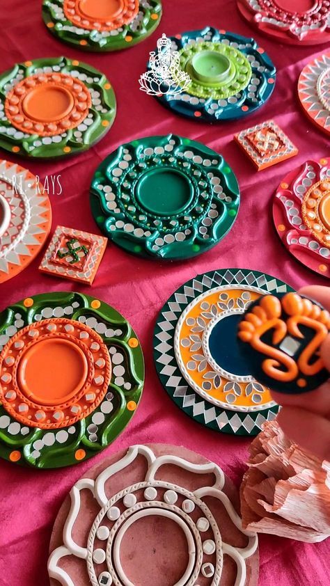 Painted Mirror Art, Thali Decoration Ideas, Mosaic Art Diy, Diwali Decoration Items, Diy Diwali Decorations, Lippan Art, Art Birthday Party, Diwali Craft, Diwali Diy