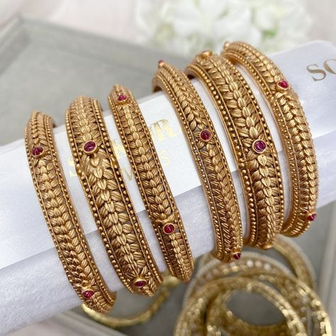 Gold Bangles Design Set Of 6, Bangle Set Gold Design, Set Bangles Designs In Gold, Bangals Gold For Women, Bangles Jewelry Designs Gold Simple, Gold Bangles Set Of 4 Indian, 4 Bangles Set Gold, Bangals Design In Gold, Antique Bangles Indian Gold