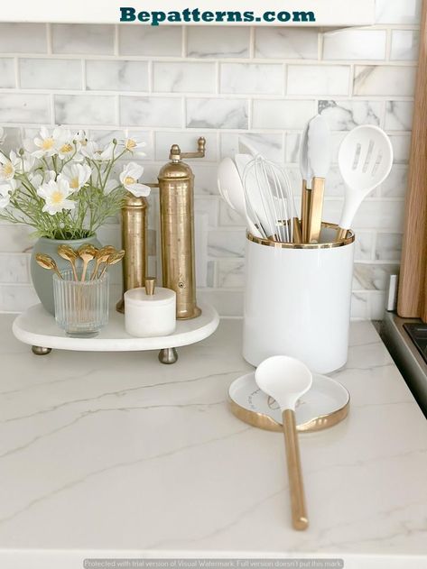 Gold Accents Kitchen Decor, Kitchen Utensils On Counter, Kitchen Ideas Gold Accents, Gold And Wood Kitchen Decor, White And Gold Home Aesthetic, Home Decor Ideas White And Gold, Kitchen Gold Accessories, Gold White Kitchen Decor, Gold Utensil Holder